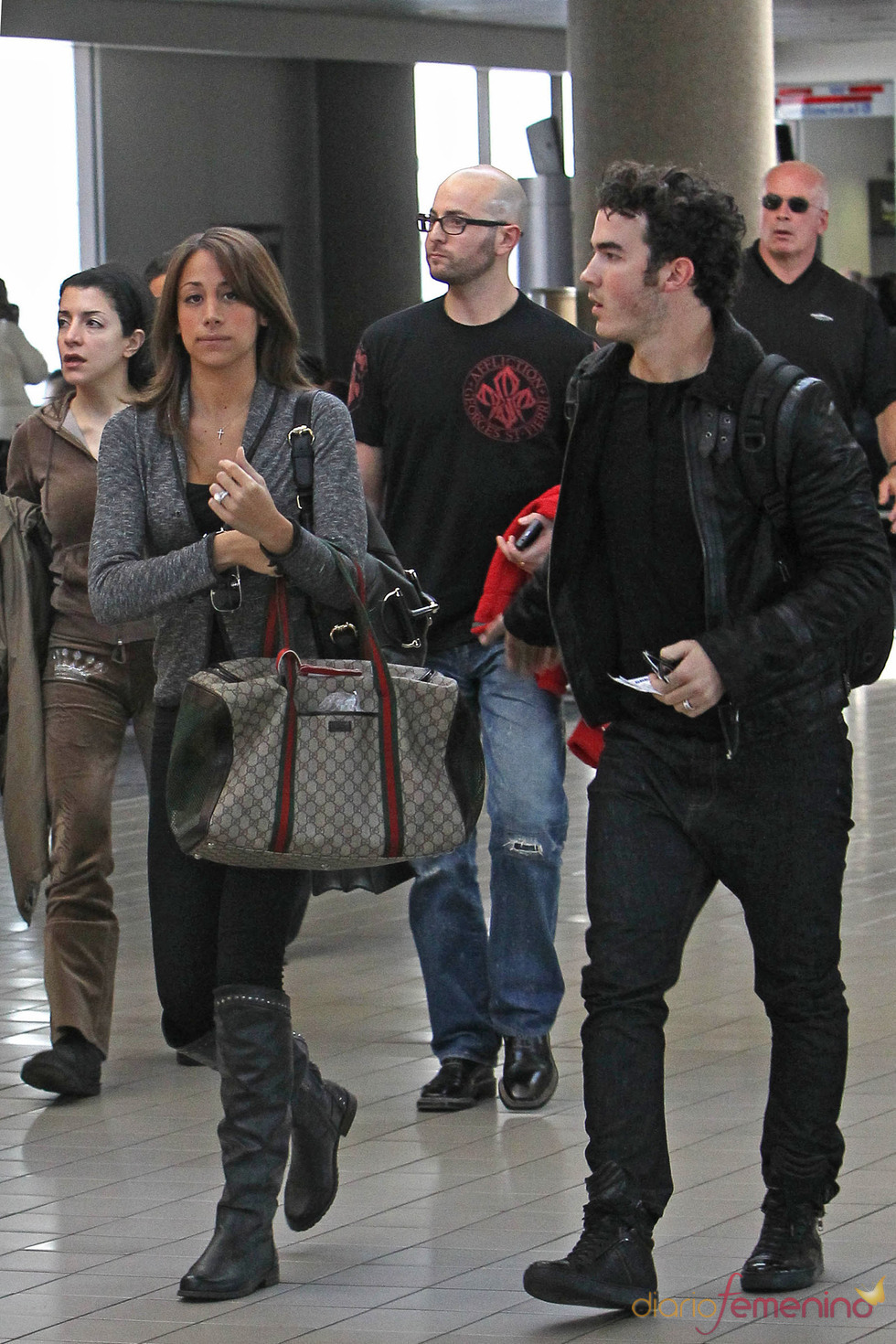 Kevin Jonas y su mujer en el aeropuerto de Los Ángeles