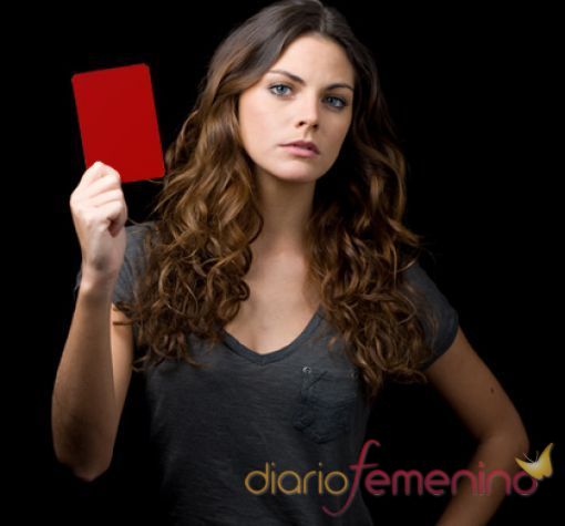 Amaia Salamanca saca tarjeta roja