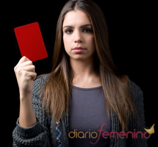Elena Furiase saca tarjeta roja