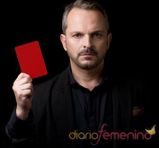 Miguel Bosé saca tarjeta roja