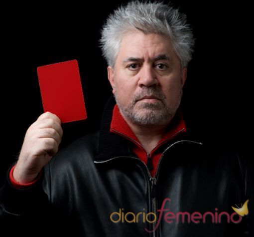 Pedro Almodóvar saca tarjeta roja
