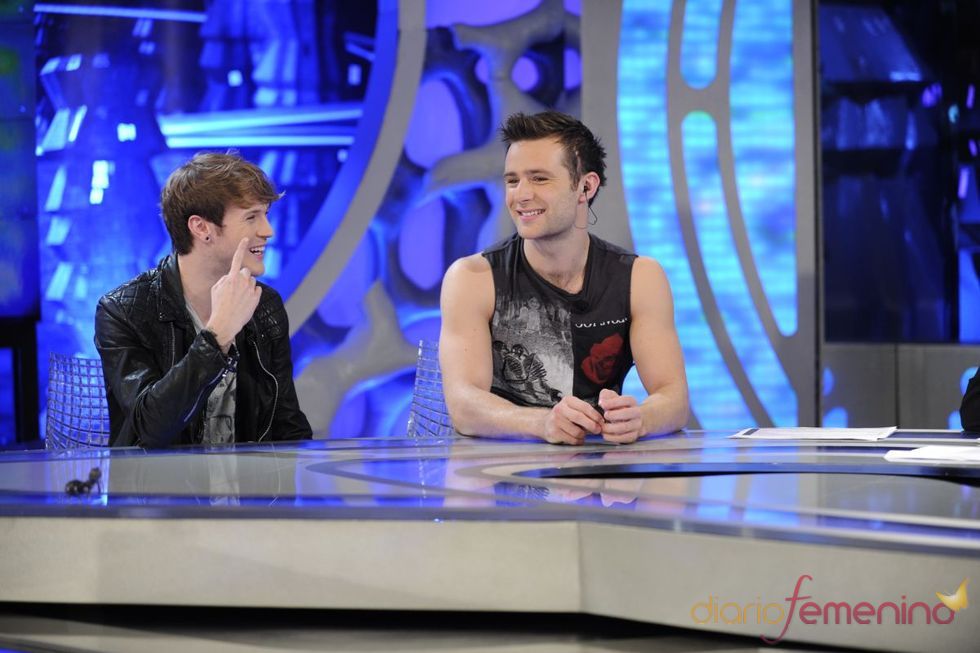 Harry del grupo McFly subido encima de la mesa de 'El Hormiguero'