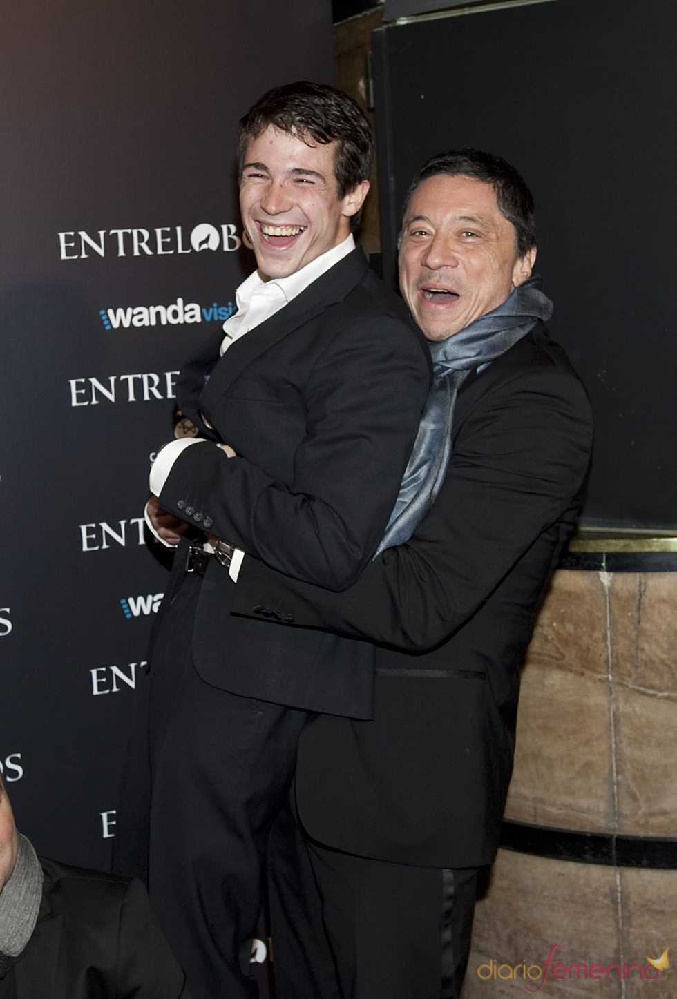 Juan José Ballesta se ríe con Carlos Bardem