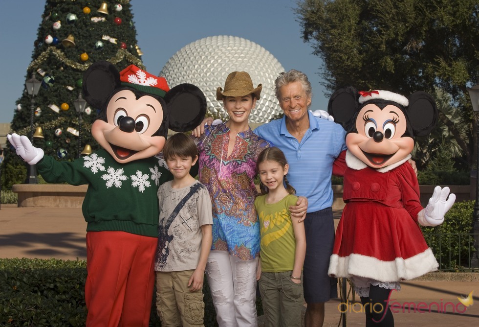 Michael Douglas celebra el Día de Acción de Gracias en Disneyworld con su familia
