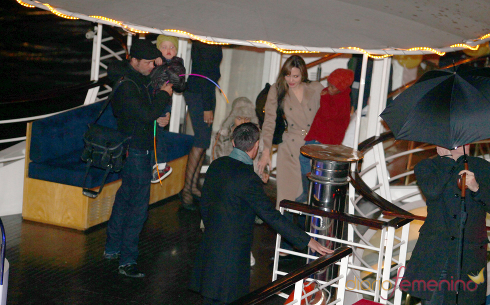 Brad Pitt, Angelina Jolie y sus hijos en el Sena