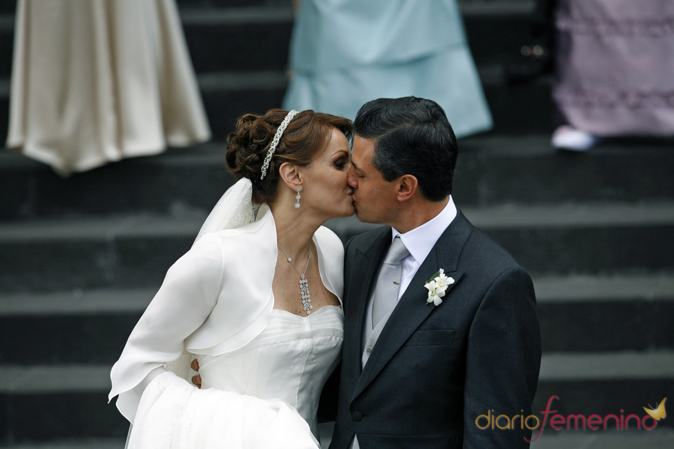 Beso de Angélica Rivera y Enrique Peña