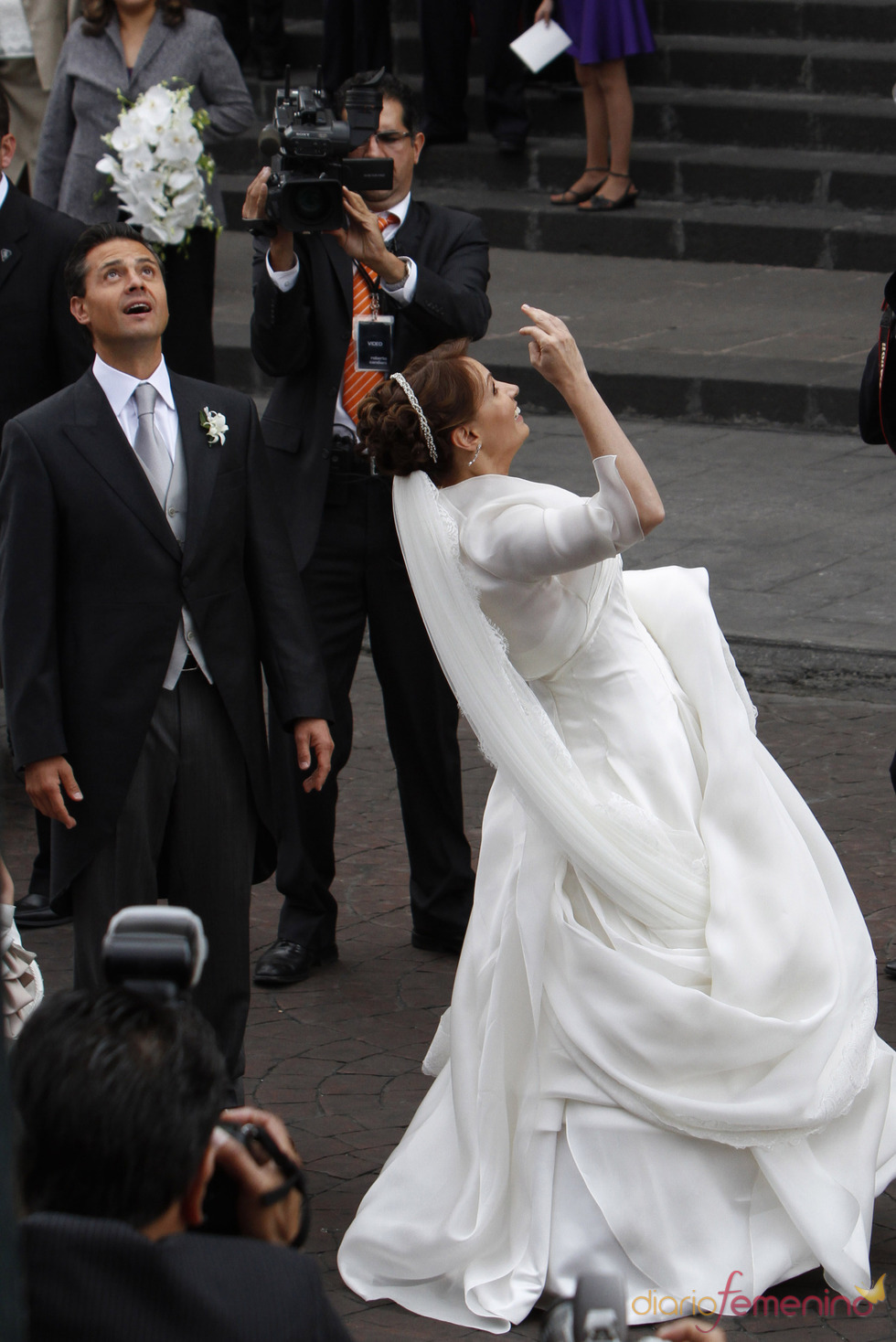 Angélica Rivera tira el ramo de flores en su boda