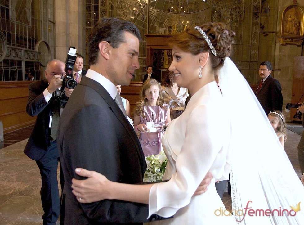 Angélica Rivera y Enrique Peña en la iglesia