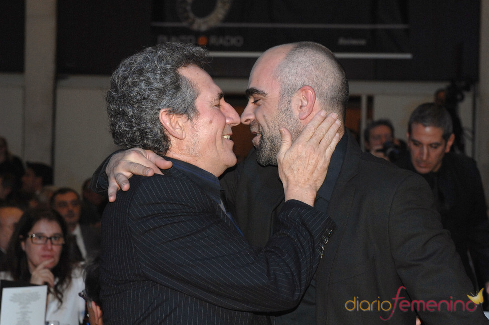 Miguel Ríos y Luis Tosar se saludan cariñosamente