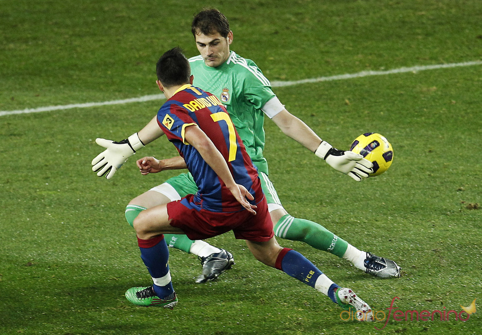 Iker Casillas intenta parar un gol de David Villa