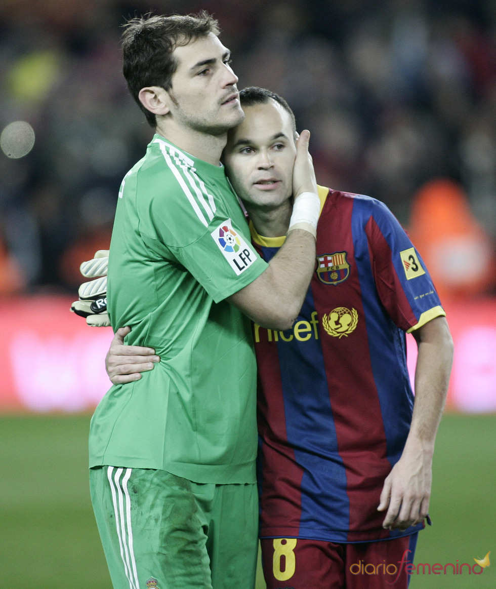 Iker Casillas y Andrés Iniesta en el clásico