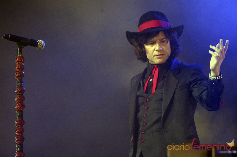 Enrique Bunbury durante su actuación en el Palacio de Deportes de Madrid