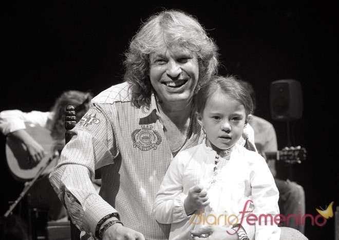 José Mercé posa junto a Lucía, con síndrome de Down