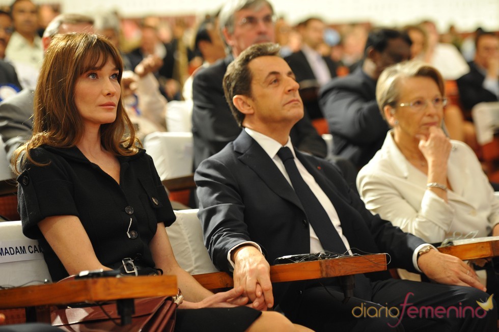 Carla Bruni y Nicolás Sarkozy hacen manitas en la India