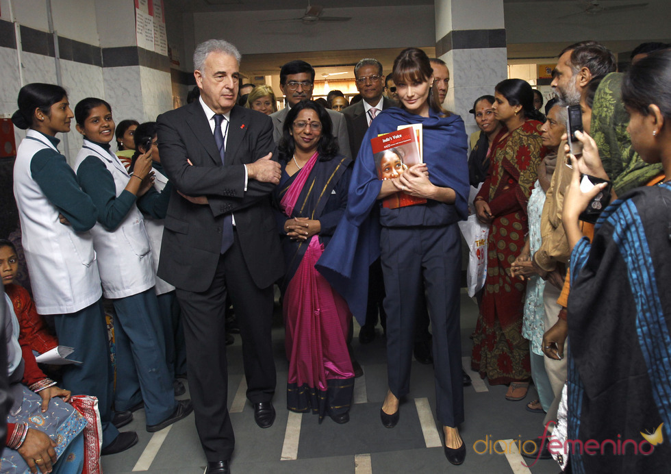 Carla Bruni visita un hospital hindú