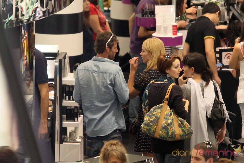 Patricia Conde y Carlos Seguí, de compras