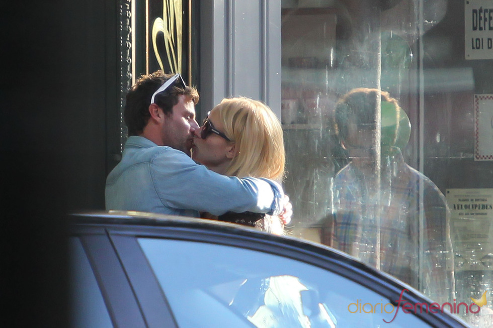 Besos de Patricia Conde y Carlos Seguí