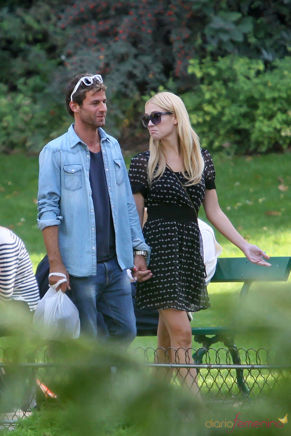 Patricia Conde y Carlos Seguí, agarrados de la mano en París