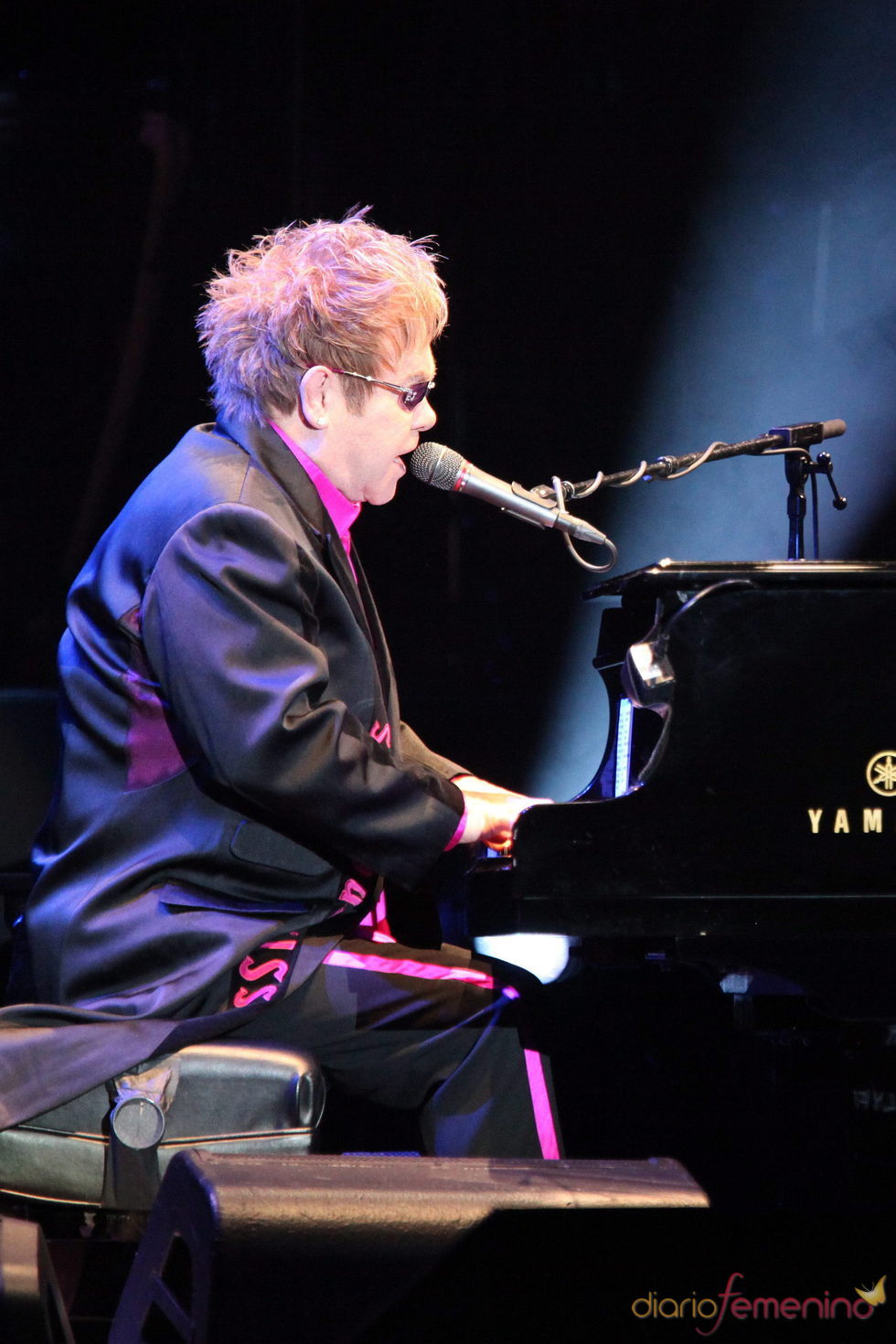 Elton John confiesta su adicción a las drogas