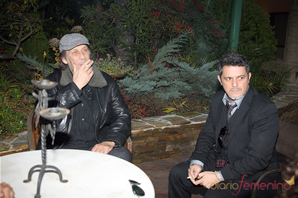 Alejandro Sanz y Paco de Lucía en la capilla ardiente de Enrique Morente