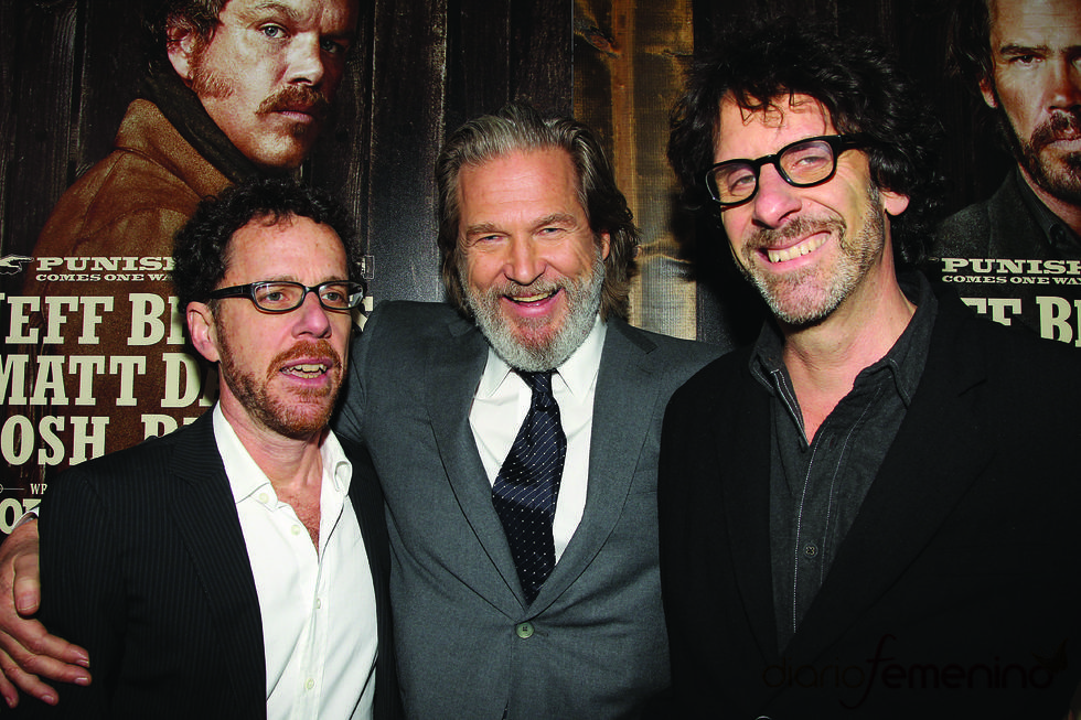 Jeff Bridges y los hermanos Coen en la premiere de 'True Grit'