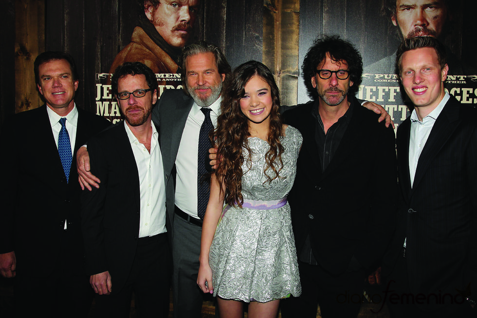 Hailee Steinfeld y Jeff Bridges con los hermanos Coen en la premiere de 'True Grit'