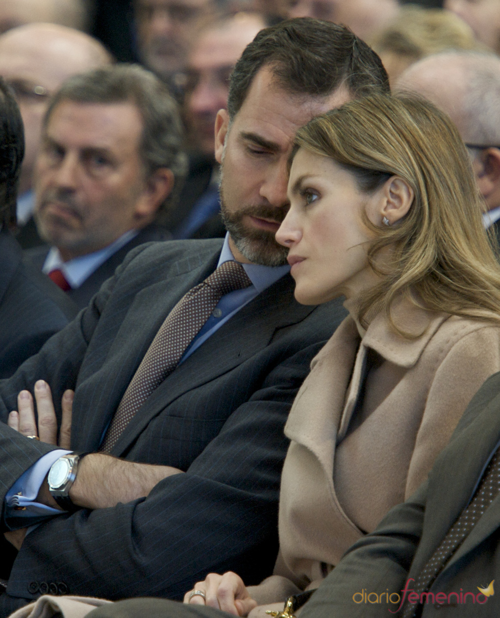 Doña Letizia escucha con atención lo que le dice su marido