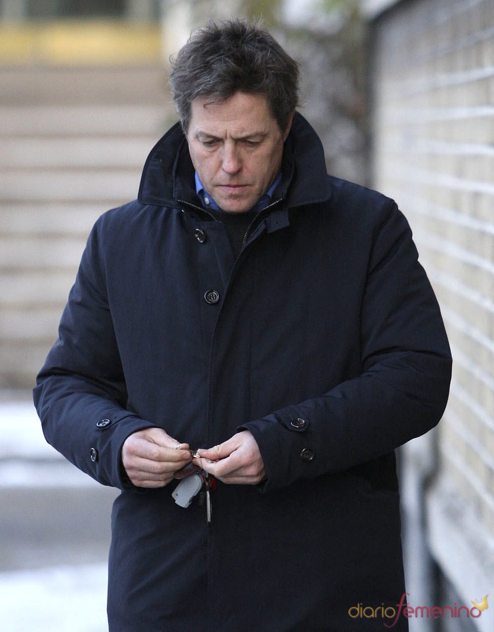 Hugh Grant saliendo de la casa de Liz Hurley