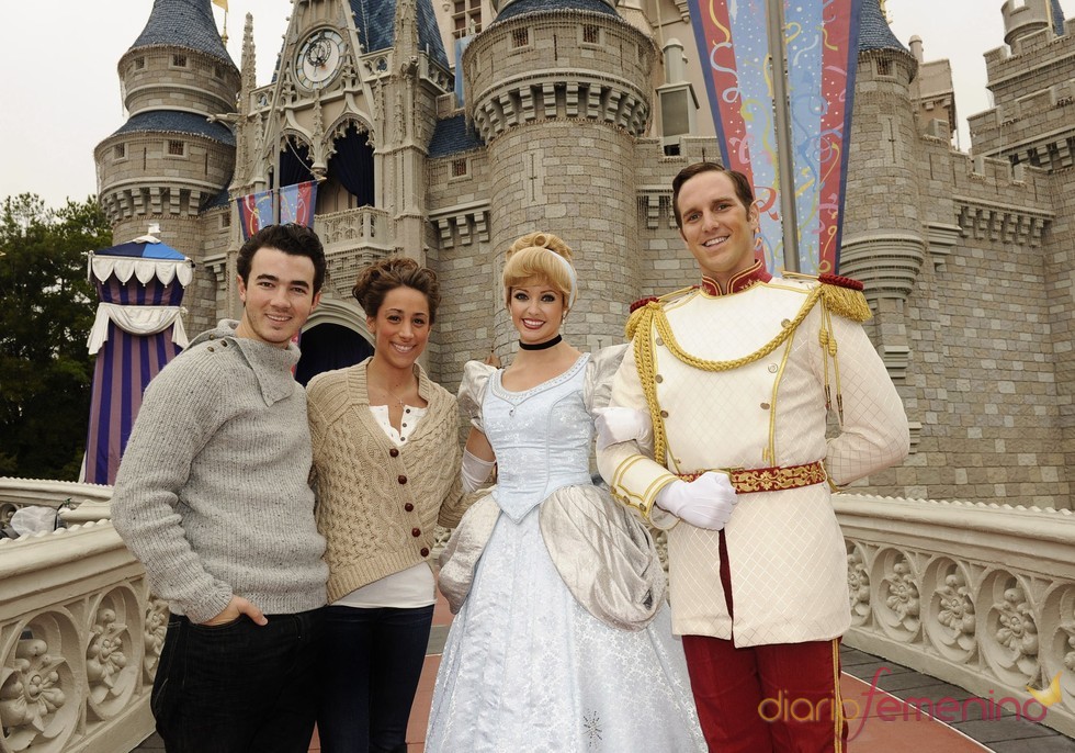 Kevin Jonas y Danielle en Disneyland, Florida