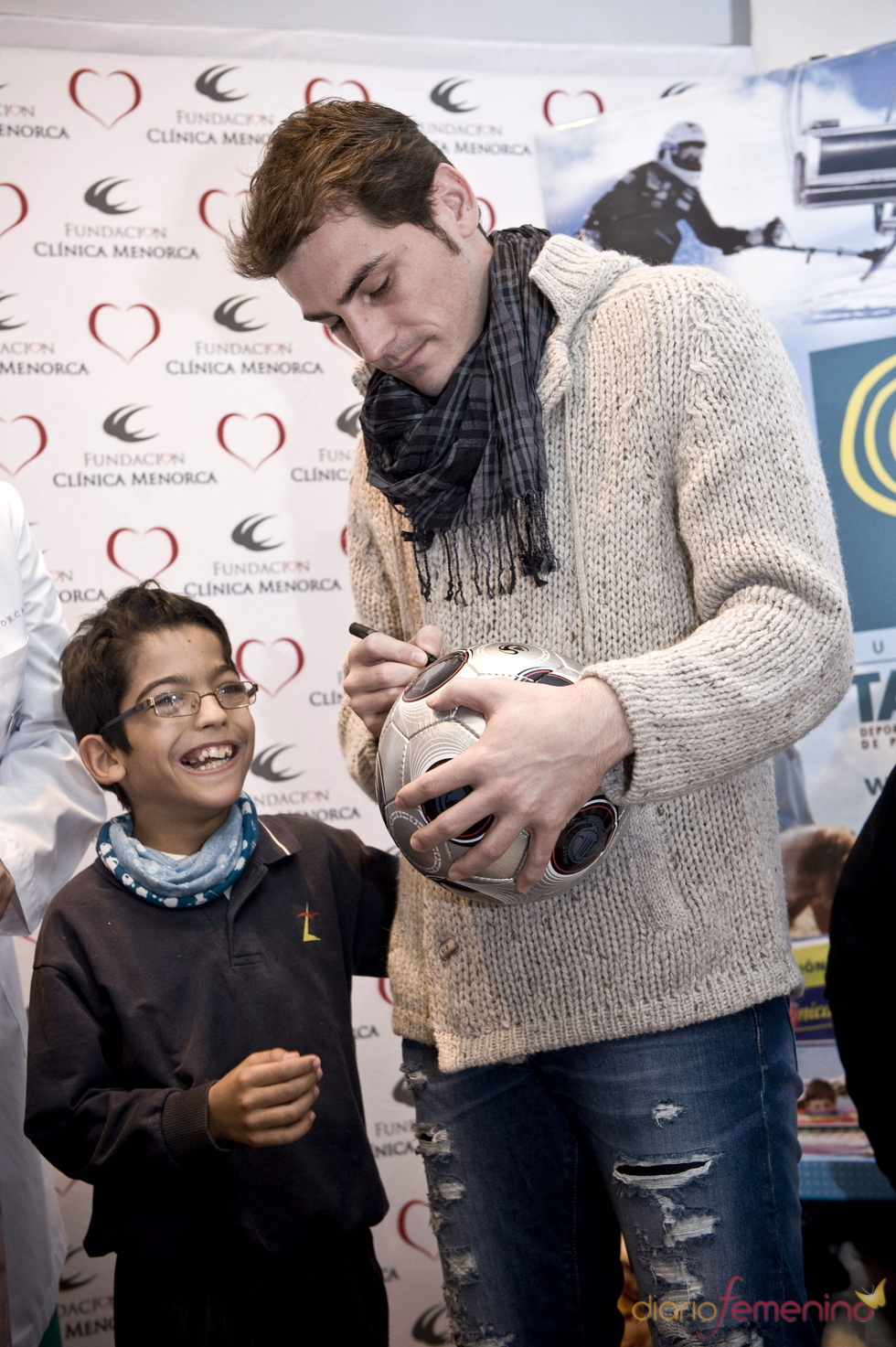 Iker hace felices a los niños que más lo necesitan