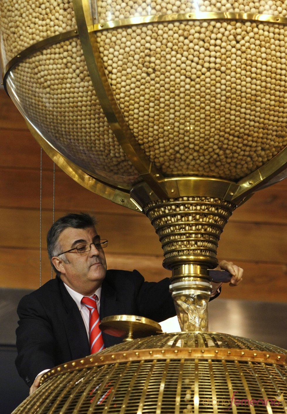 Las bolas de la Lotería de Navidad caen de la tolva al bombo Las bolas de la Lotería de Navidad caen de la tolva al bombo