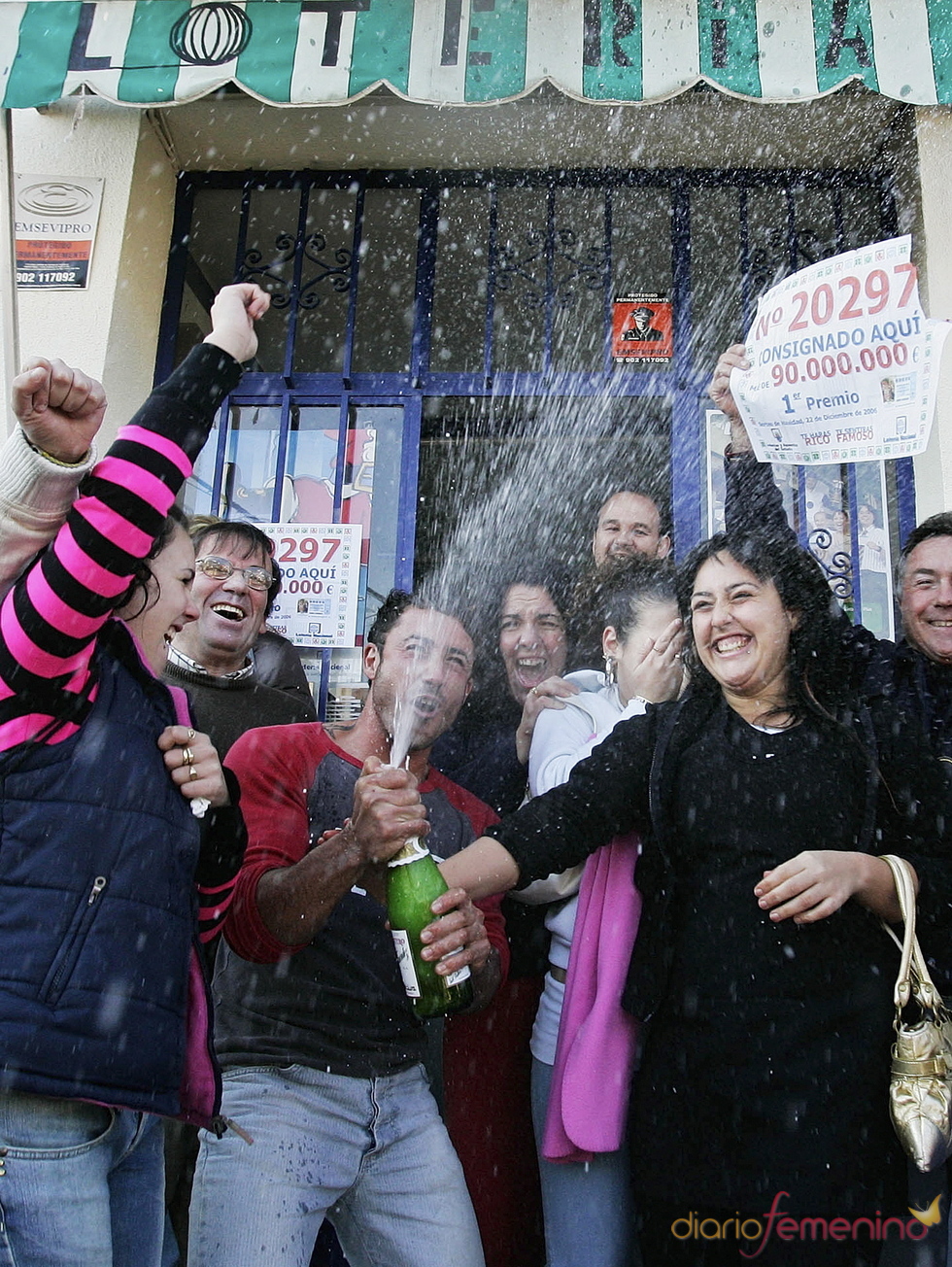 Grupo de gente celebrando que les ha tocado la Lotería de Navidad