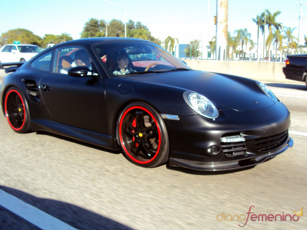 Justin Bieber conduciendo su Porsche