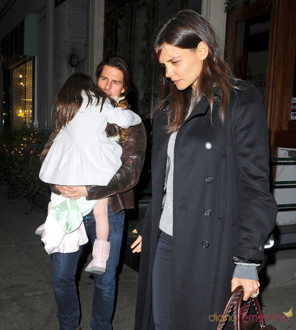 Katie Holmes y Tom Cruise a la salida de un restaurante con su hija Surie