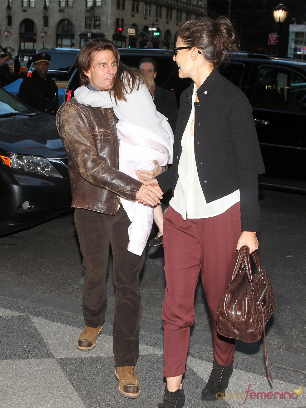 Tom Cruise, con Surie en brazos, hace un gesto cariñoso a Katie Holmes