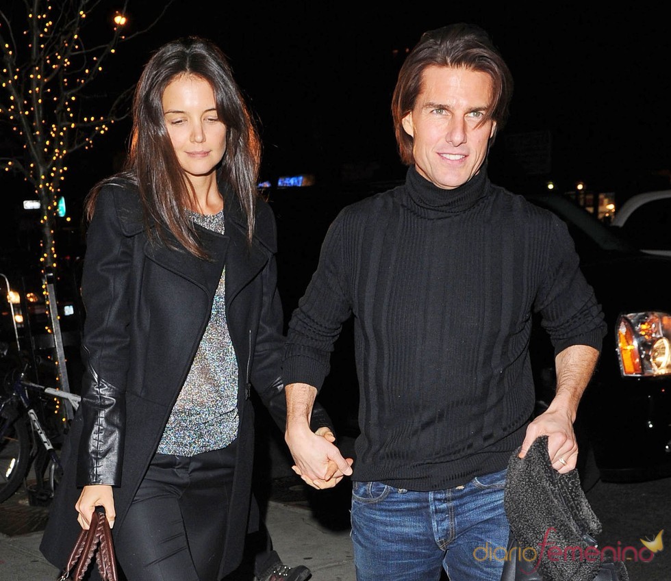Katie Holmes con cara de muy pocos amigos a la salida de un restaurante con Tom Cruise