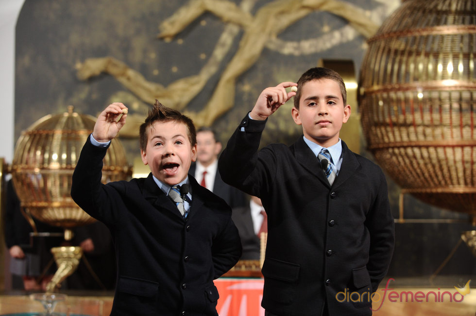 Los niños que cantan la suerte