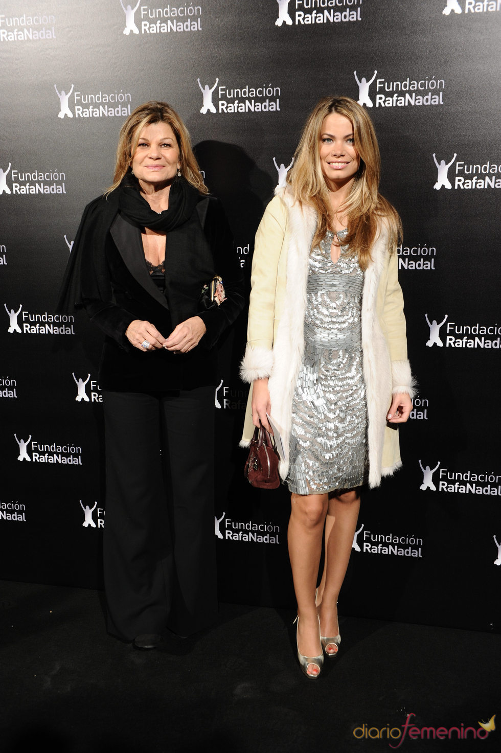 Cari Lapique y Carla Goyanes se apuntan a una cena solidaria