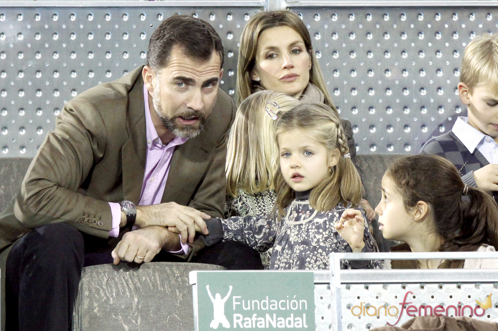 La Infanta Leonor charla con el Príncipe Felipe durante el partido de la Fundación Rafa Nadal