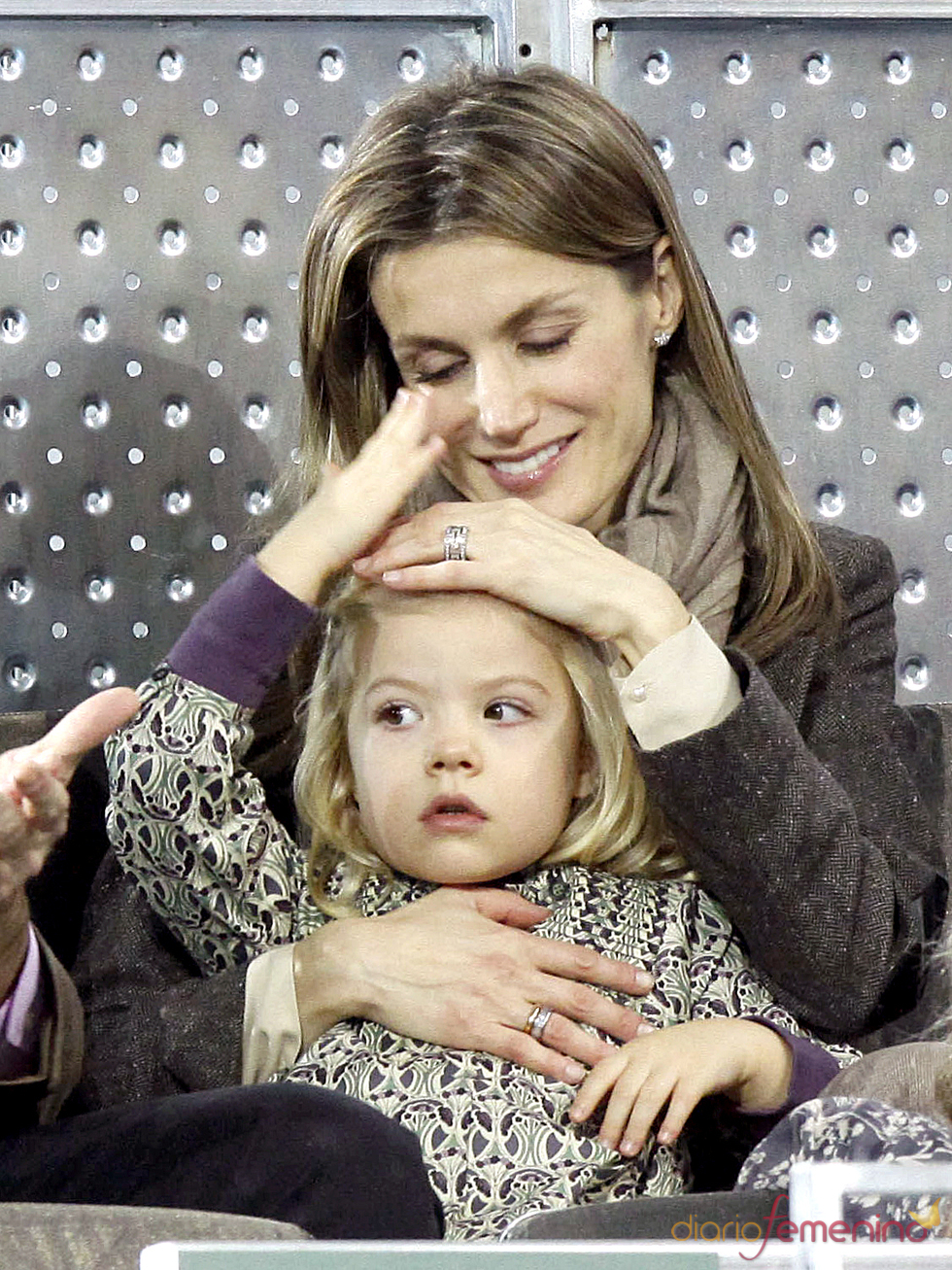 La Princesa de Asturias, muy cariñosa con la Infanta Sofía en el partido de la Fundación Rafa Nadal