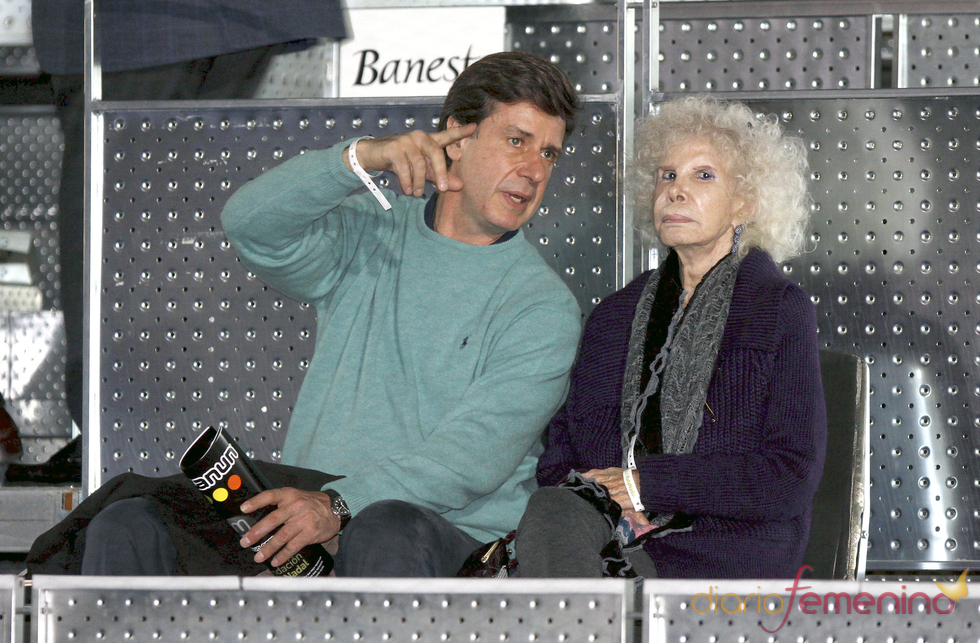 La Duquesa de Alba y Cayetano Martínez de Irujo en el partido de la Fundación Rafa Nadal