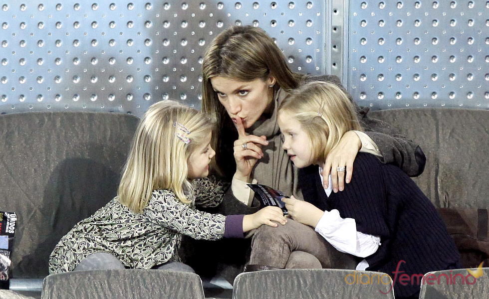 La Princesa Letizia manda callar a las Infantas Leonor y Sofía durante el partido de la Fundación Rafa Nadal