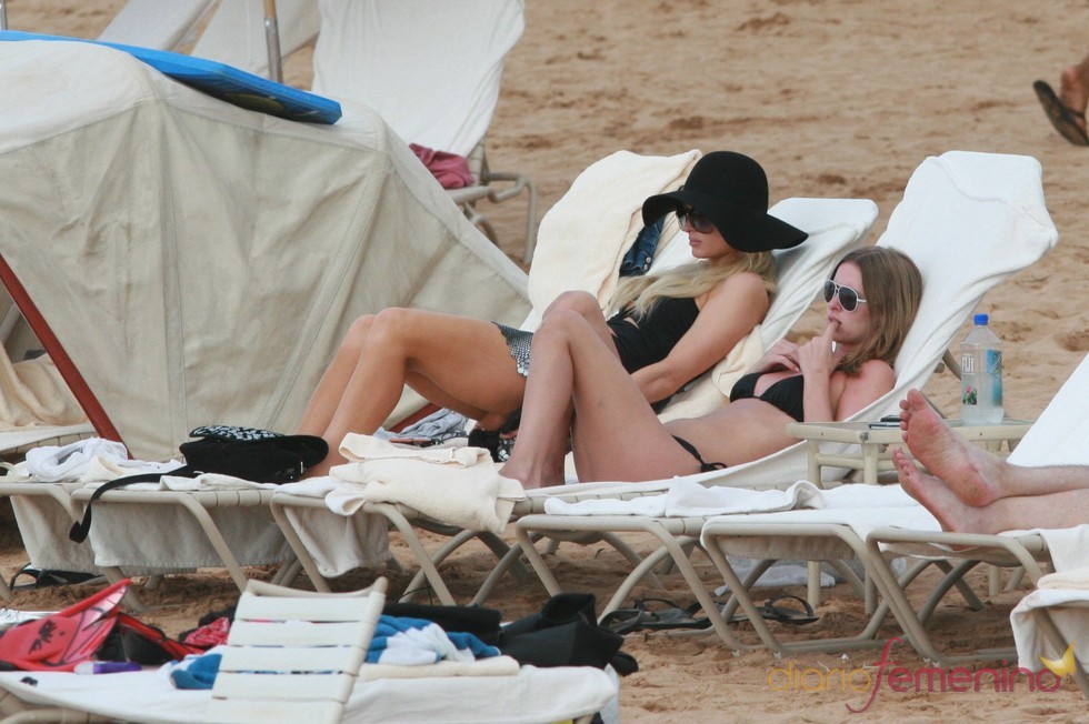 Paris Hilton y Nicky Hilton toman el sol de Hawai