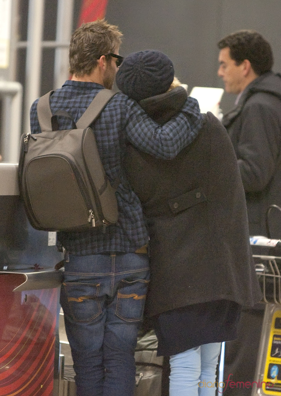 Patricia Conde y Carlos Seguí en el aeropuerto dándose muestras de cariño