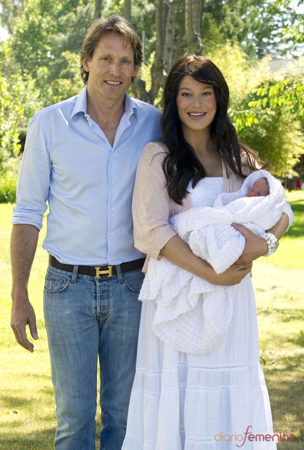 Sonia Ferrer y su marido Marco Vricella con su hija Paula