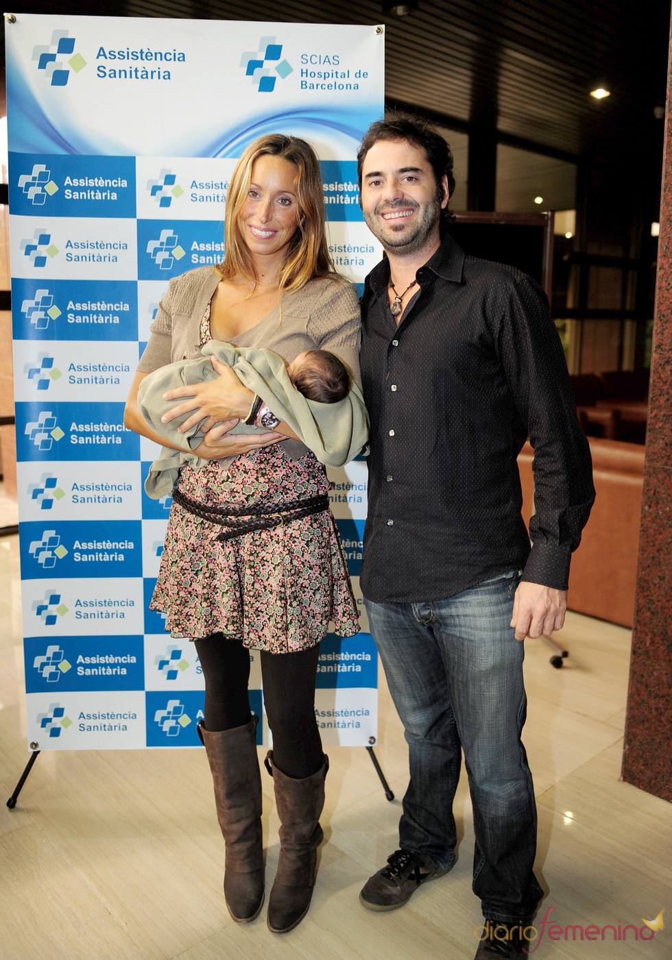 Gemma Mengual y su marido Enric presentan a Nil