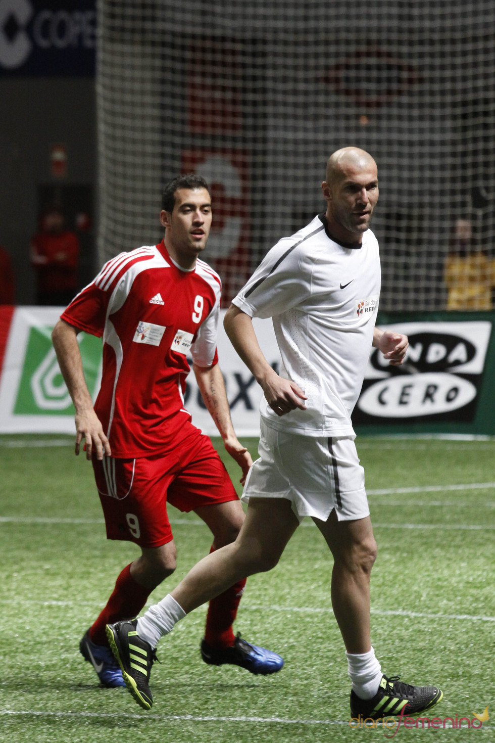 Zinedine Zidane y Sergio Busquets en el partido benéfico de fútbol
