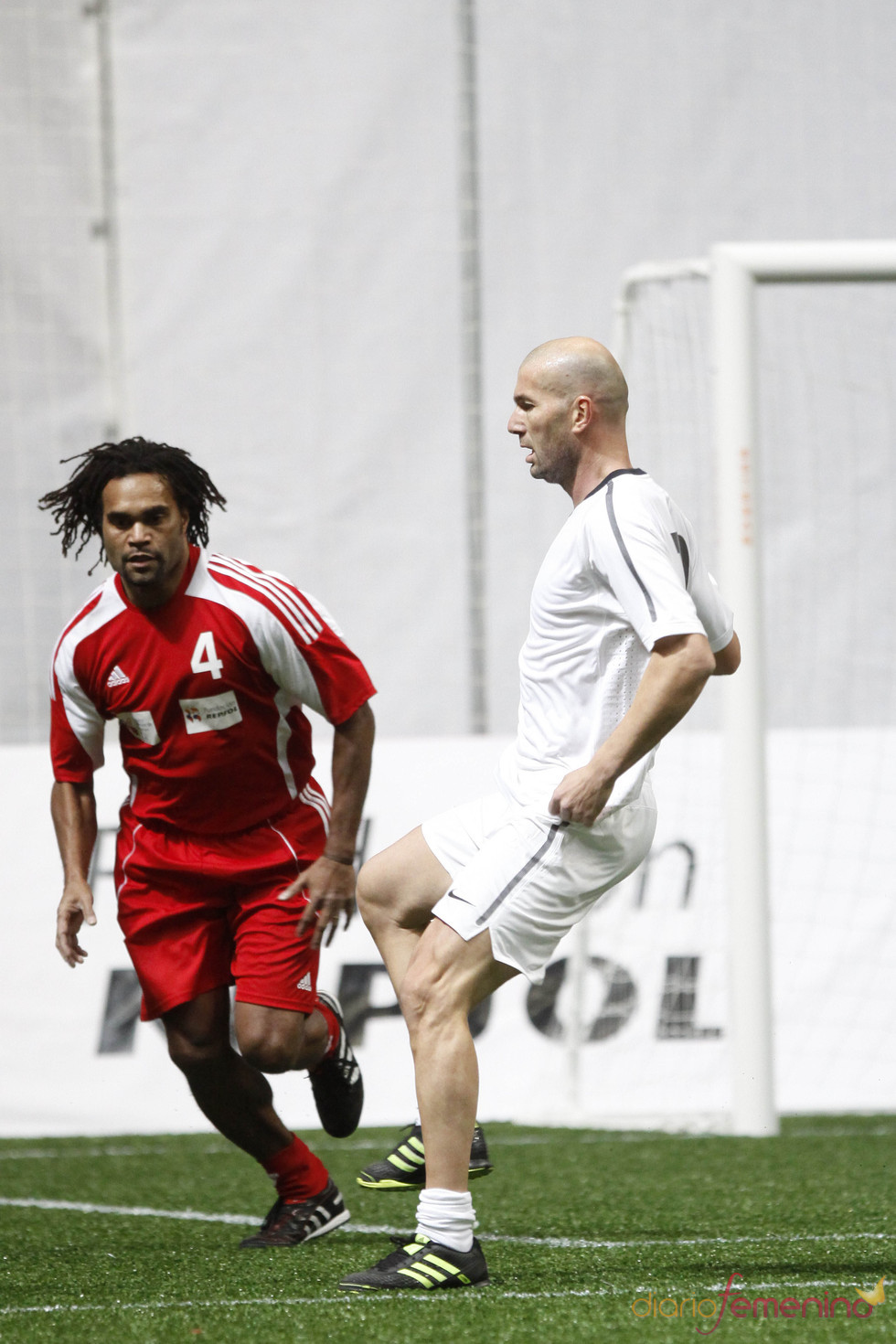 Zinedine Zidane y Christian Karembeu en el partido de fútbol benéfico