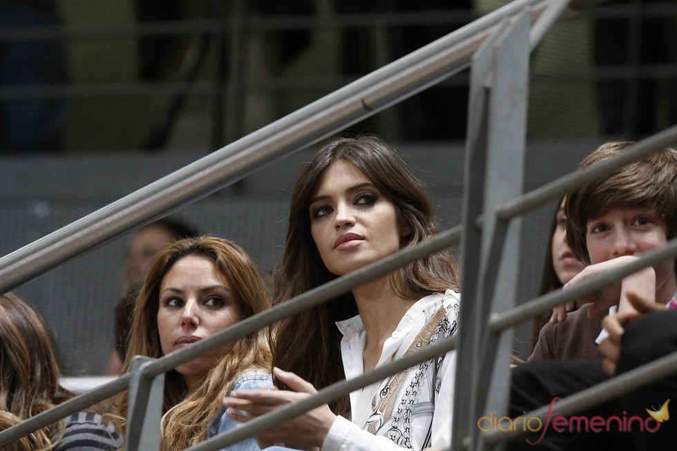 Sara Carbonero apoya a Iker Casillas en el partido de fútbol benéfico