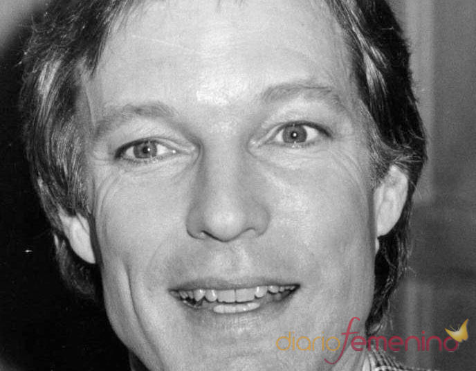 Richard Chamberlain recomienda 'no salir del armario' a los actores